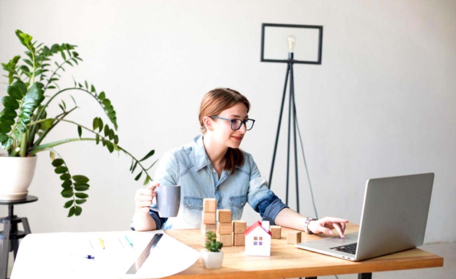 Estudiante aprendiendo en entorno flexible con múltiples dispositivos